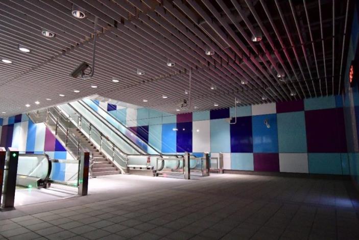 The staircase of Touqianzhuang Station is designed with blue, the theme color, by the artist.