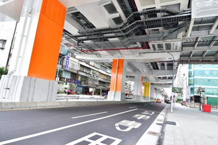 The columns under Banxin Station are orange.