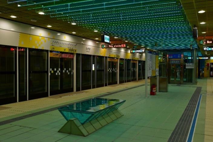 There are 4 types of platform screen door design: 1. Platform screen door design at Dapinglin Station (including the door frame and floor colors.)