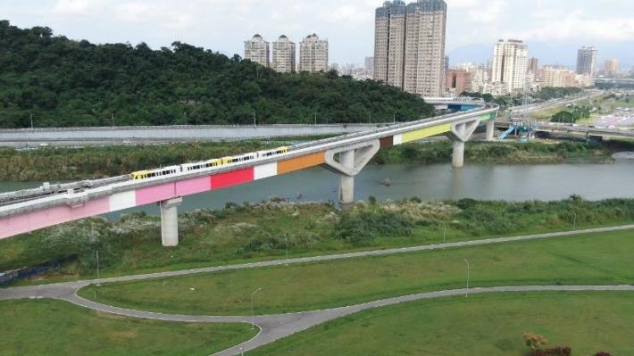 Colors of car exterior and the rainbow bridge are both designed by the artist.