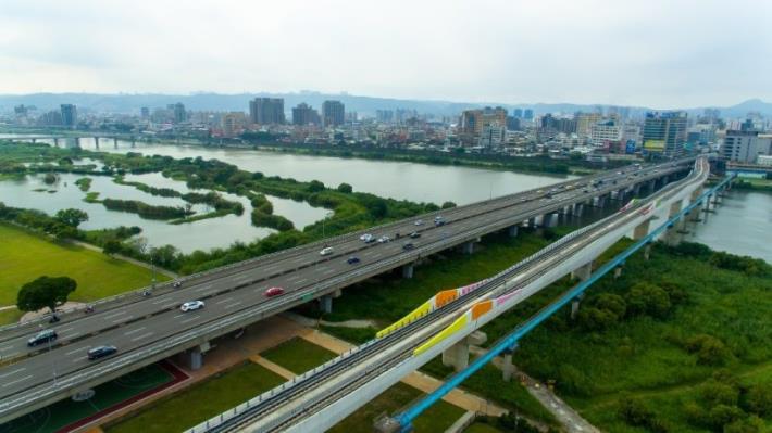 The artists' colors are also featured on the section crossing over the Dahan River.