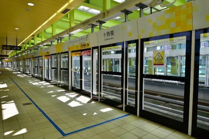 2. Platform screen door design at Shisizhang Station (including the colors of steel beams and floor tiles)