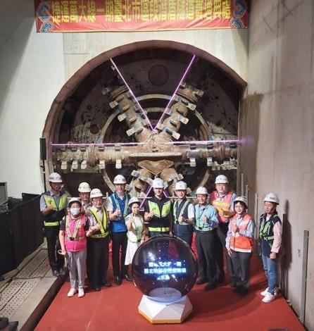 Mayor Chiang took a group photo with distinguished guests attending the tunnel breakthrough ceremony for the Taipei City section of Wanda line