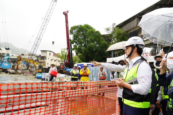 Mayor Chiang inspects the construction site