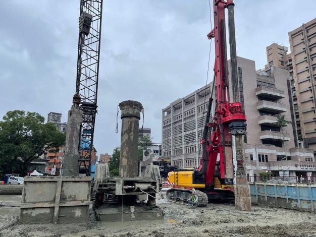 Dense pile engineering construction at Station Y1A on Circular line south section