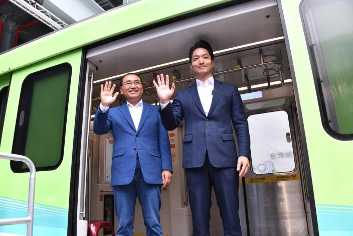 Taipei City and New Taipei City mayors welcome the Wanda line first train