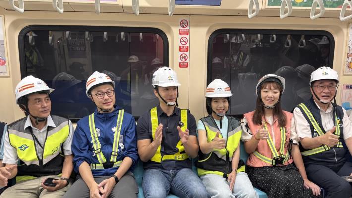 Mayor Chiang boarded the MRT train bound for Guangci/Fengtian Temple Station along with distinguished guests