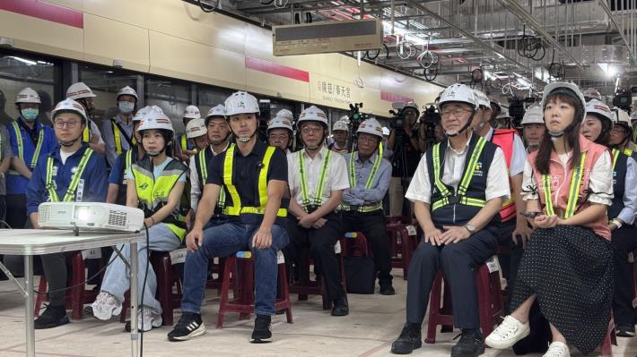 Mayor Chiang and distinguished guests listened to a project briefing