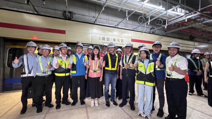 Group photo of distinguished guests at Guangci/Fengtian Temple Station