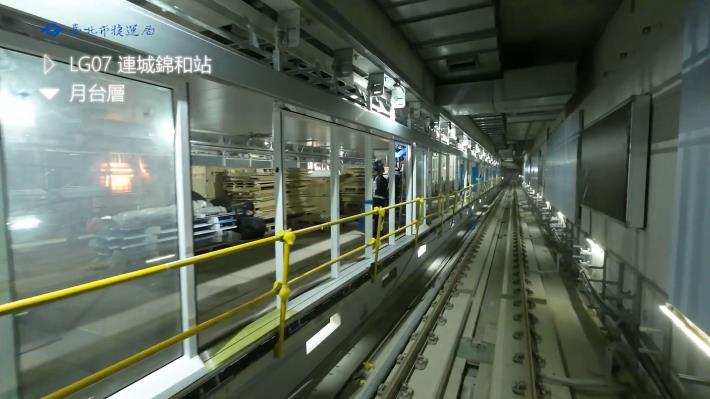 Installation of the platform doors is underway at Wanda line LG07 Liancheng Jinhe Station 