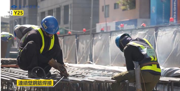Assembly of the diaphragm wall reinforcement cages at Circular line north section Station Y25 