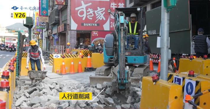 Sidewalk reduction construction at Circular line north section Station Y26 