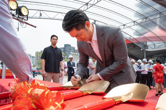 Mayor Chiang signed a golden shovel at the groundbreaking ceremony for section contract CF720 of Circular line east section