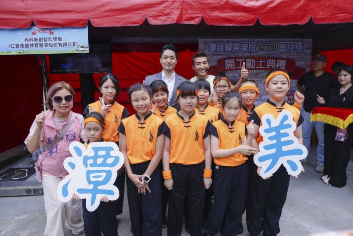 The mayor posed for a photo with the children who were performing at the groundbreaking ceremony for section contract CF720 of Circular line east section