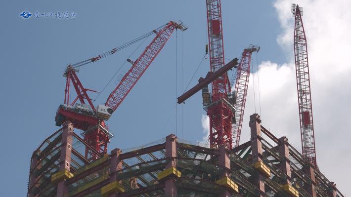 The steel structure of the D1 building of the Taipei Twin Towers has been hoisted up to the 32nd floor