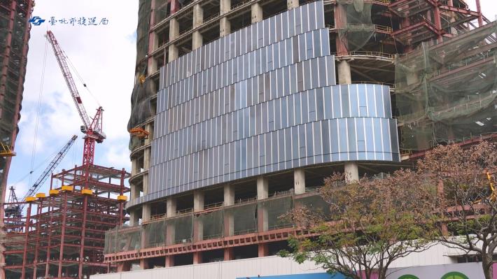 Installation of curtain walls for Taipei Twin Towers