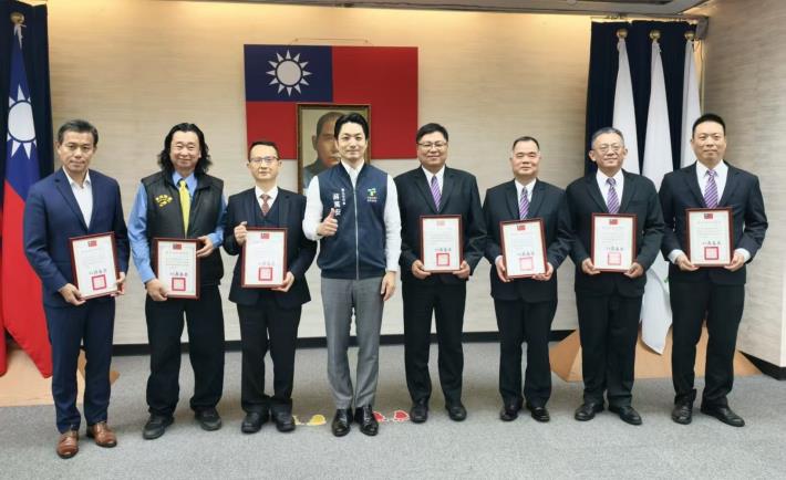 市長與公車業者合照