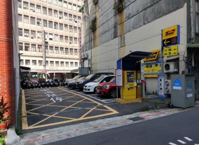 Photo1-3 Idle space turned into parking lot