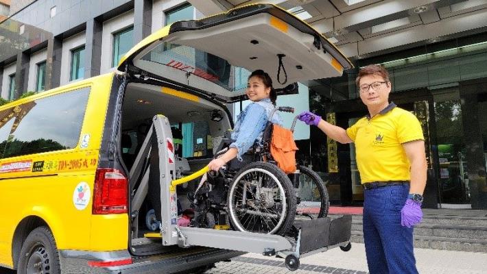 6-2  Wheelchair accessible taxi drivers helping wheelchair users