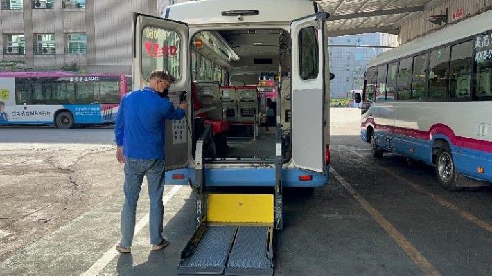 2-4 Wheelchair lift on an accessible midibus