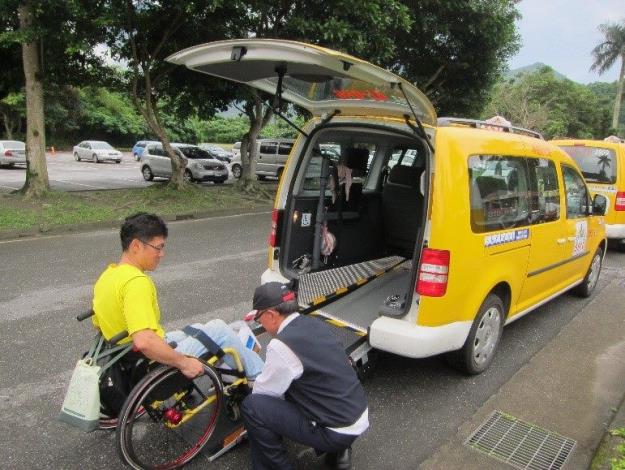 6-1  Wheelchair accessible taxi drivers helping wheelchair users
