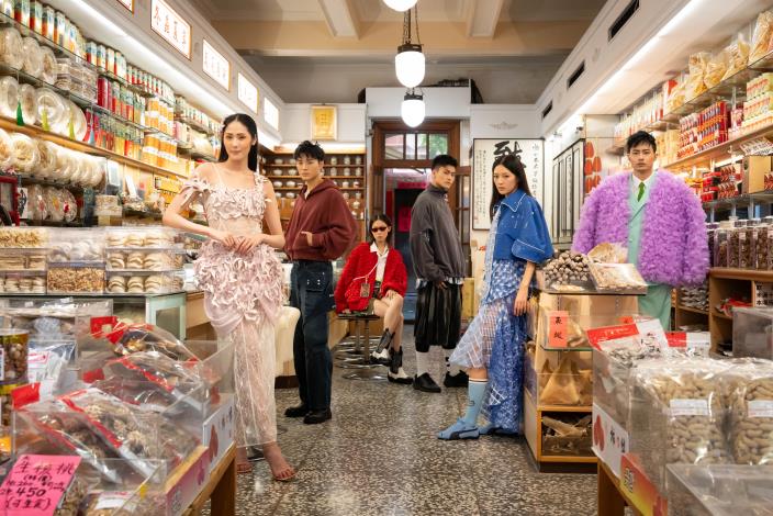 2024臺北時裝週-模特身穿臺灣設計師作品走逛臺北老城區大稻埕