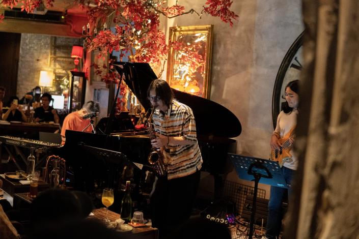 August 12th, “YUPPY” presents the double-award-winning jazz ensemble “Plutato,” transporting music enthusiasts into a surreal realm reminiscent of a medieval European conservatory