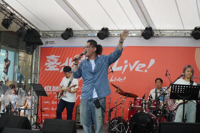 Yifeng Zhuo headlined the opening performance
