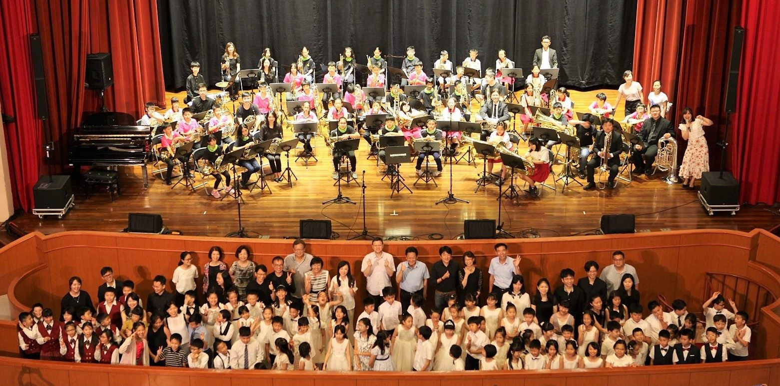 臺北市立交響樂團何康國團長與9所「一校一樂團計畫」學校學童、指導老師合影