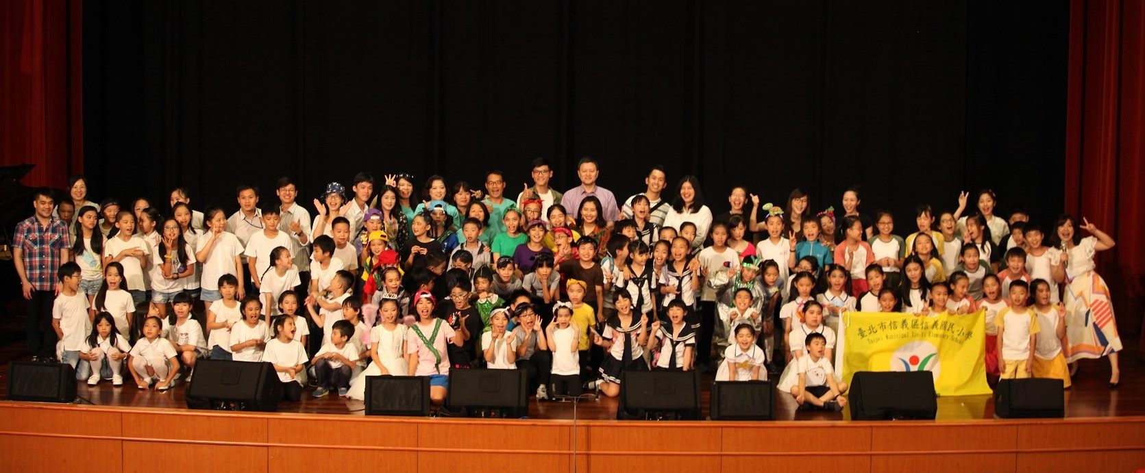 臺北市立交響樂團何康國團長與7所「校園音樂劇計畫」學校學童、指導老師合影