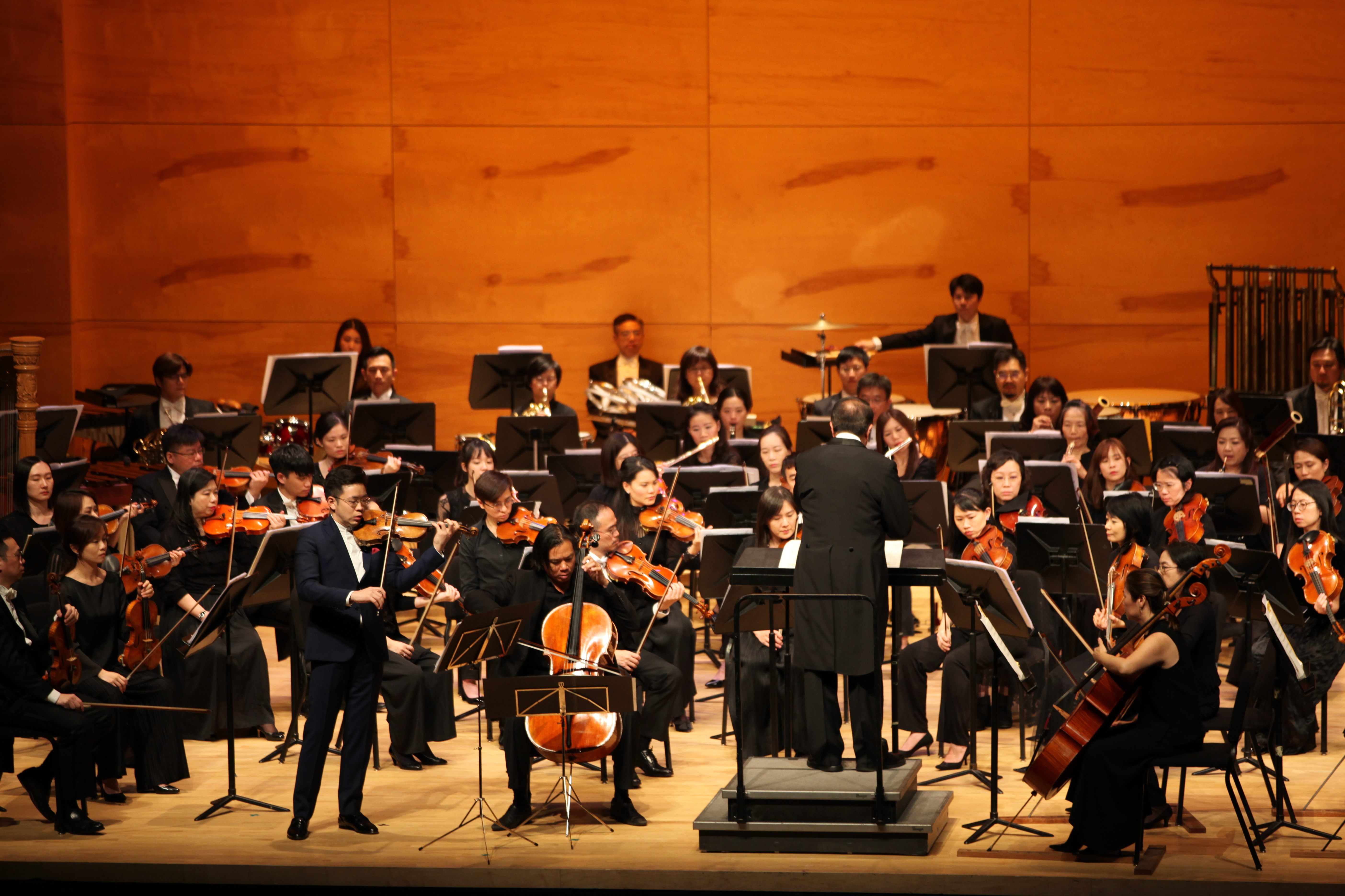 小提琴家黃俊文、大提琴家范雅志在林望傑指揮演出金希文雙重協奏曲