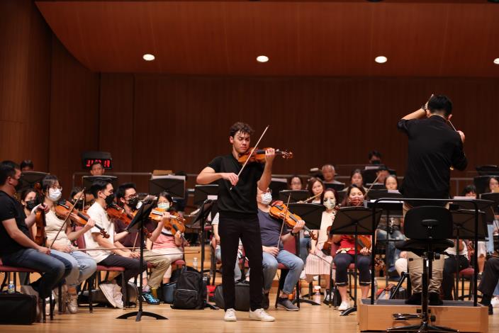 美國小提琴家班哲明‧比爾曼Benjamin Beilman與臺北市立交響樂團、指揮廖元宏-2