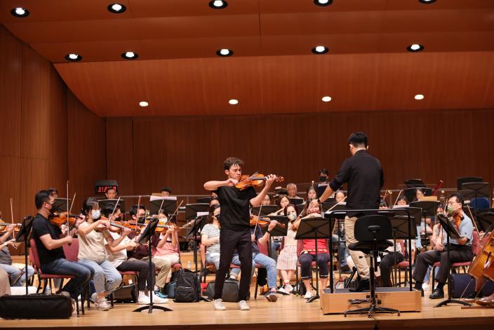 美國小提琴家班哲明‧比爾曼Benjamin Beilman與臺北市立交響樂團、指揮廖元宏-1