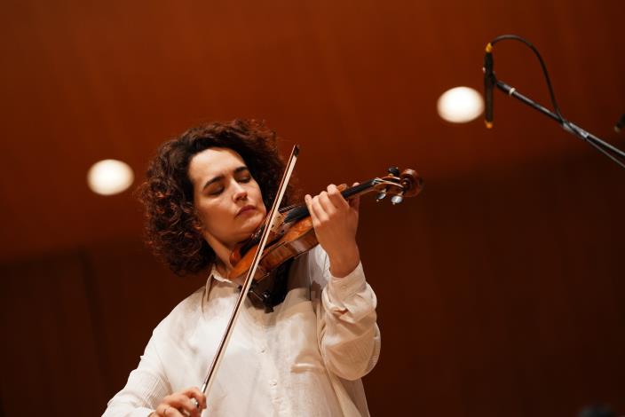 紐約古典評論（New York Classical Review）讚譽小提琴家芭耶娃（Alena Baeva）為「具吸引力的存在」。DSC02688v.JPG