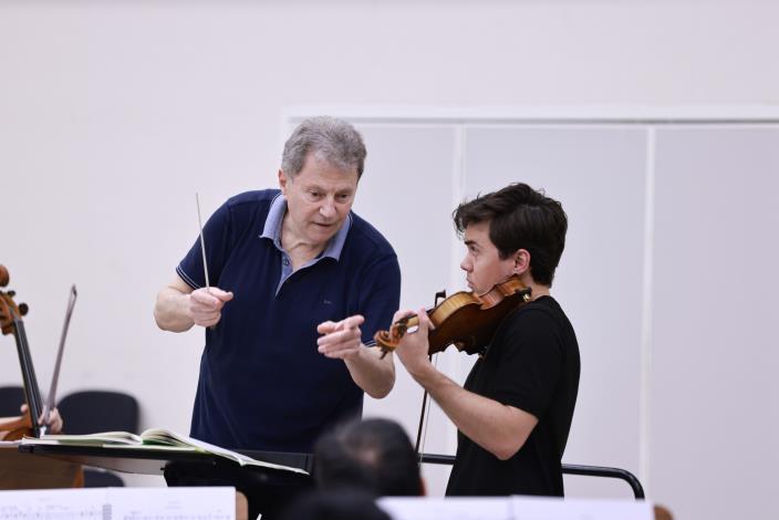 指揮列維與小提琴家比爾曼攜手演繹康戈爾德的《D大調小提琴協奏曲》