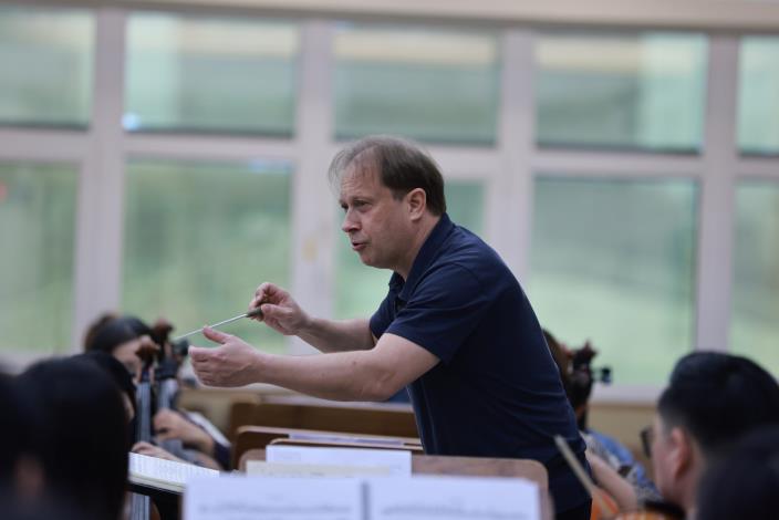 巴塞隆納交響樂團音樂總監、西雅圖交響樂團桂冠指揮-莫羅（Ludovic Morlot）與TSO展開排練。100A6238 v.JPG