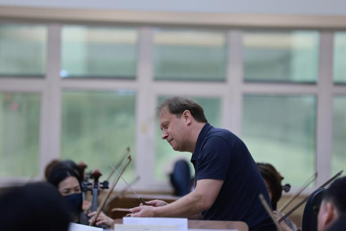 巴塞隆納交響樂團音樂總監、西雅圖交響樂團桂冠指揮-莫羅（Ludovic Morlot）與TSO展開排練。100A6240 v.JPG