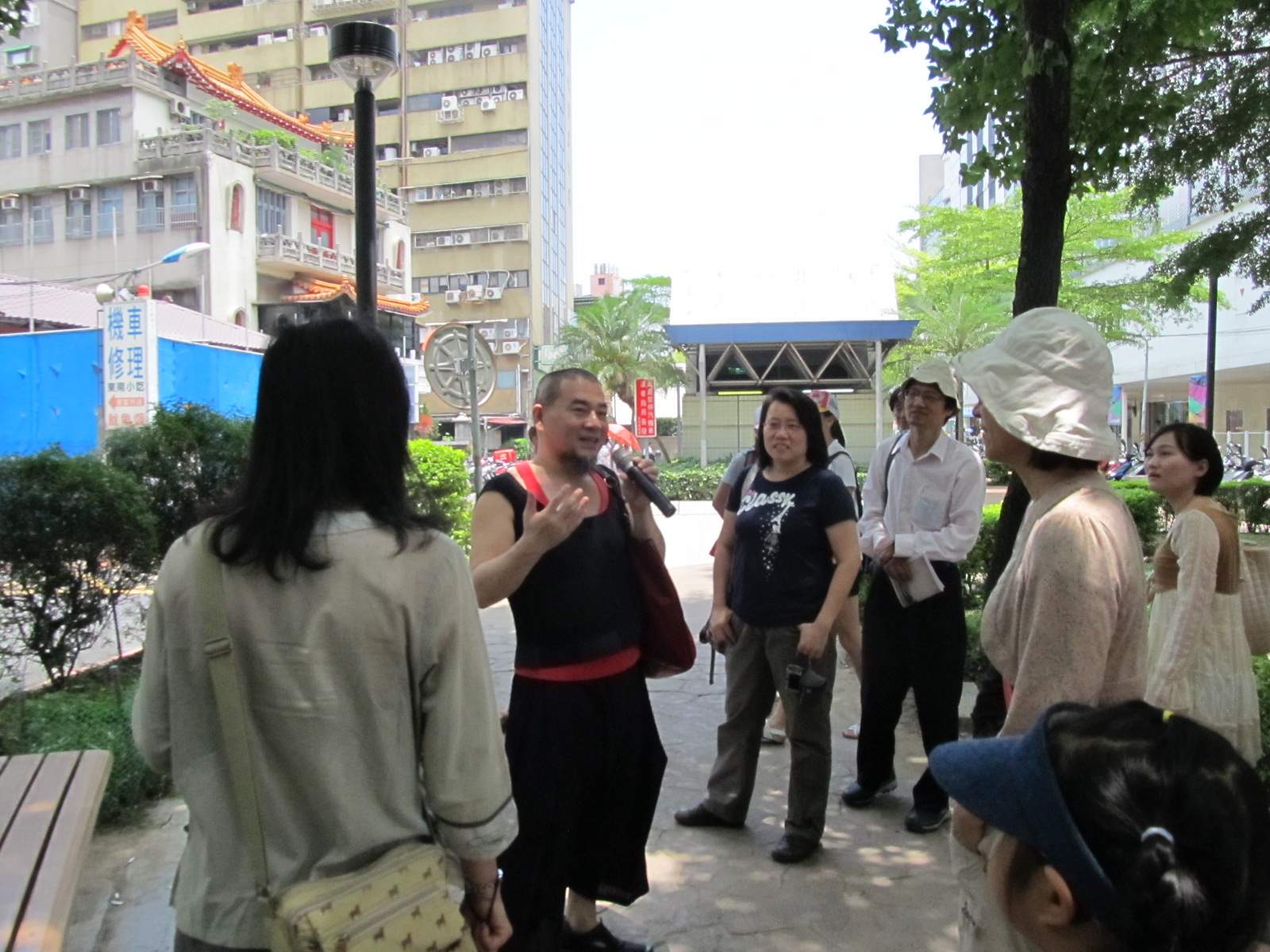 圖表:「當代藝術電影舞蹈和古蹟」線,顏忠賢老師講解中山捷運站周邊之公共藝術。