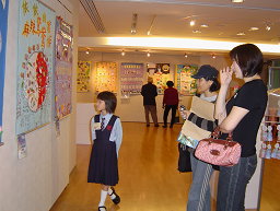 圖表:家長陪同學生參觀展出作品