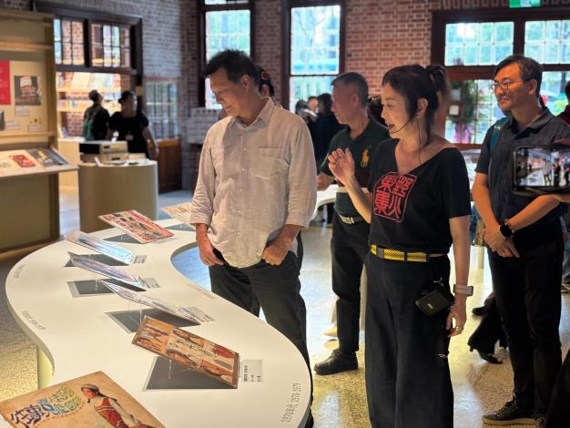 07-1_展覽以淡水河流意象，結合文獻與音樂物件呈現1950至90年代臺北流行音樂演變