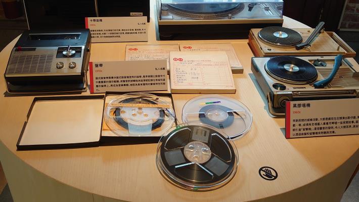 08_「請播A面第2首」展示盤帶、黑膠唱機等各式音樂載體.JPG
