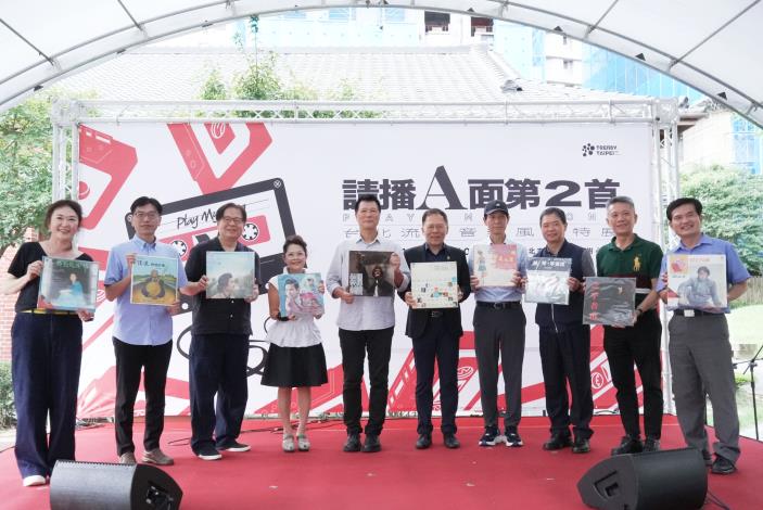 04_與會來賓手持黑膠唱片，跟著「請播A面第2首」特展重返臺北的流行音樂風景
