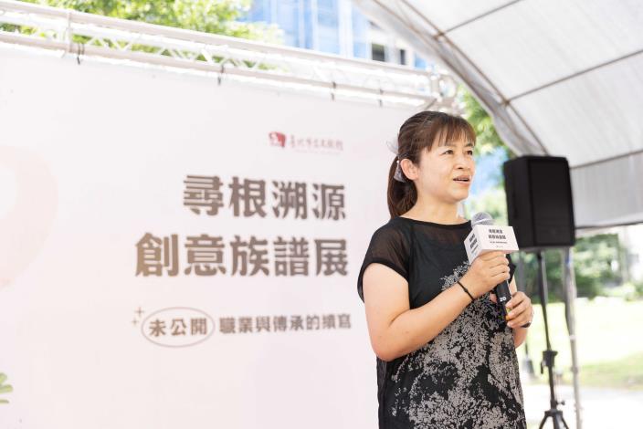 01-01文獻館蘇鈺娟館長致詞，展覽以孩子作品為核心，加入孩子視角的詮釋權，讓族譜走入生活