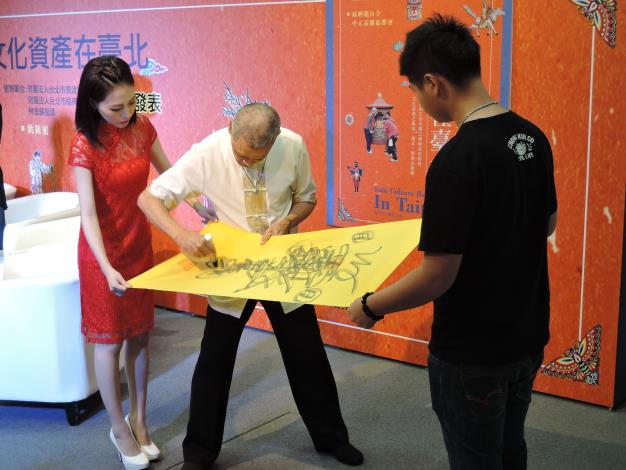 林金鍊大師現場親手為民眾寫平安符，為大家祈福