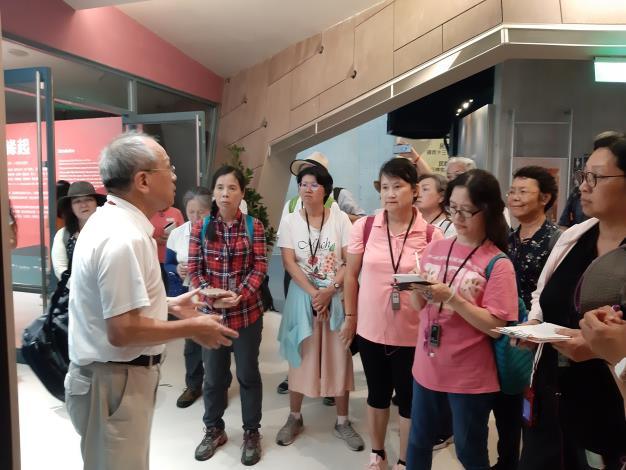 學員專心聆聽劉老師導覽