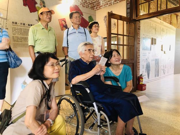 臺灣洋裁第一人，100歲的施素筠女士參觀「換衫Uānn Sann」特展