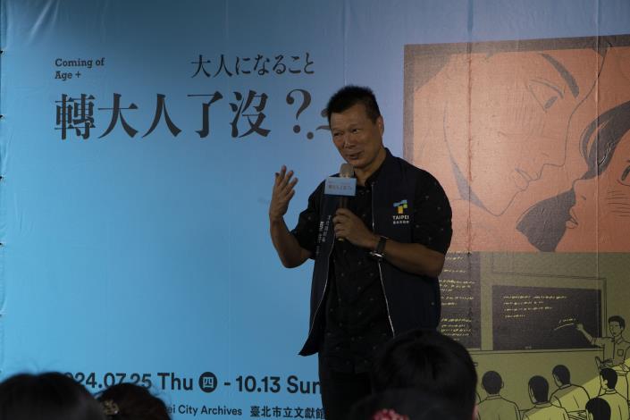 010-文化局長蔡詩萍表示：每個世代的人都曾經煩惱著升學、戀愛、就業、當兵，當我們哪天發現這些問題已變成下一代的煩惱，就是「轉大人」的必經之路