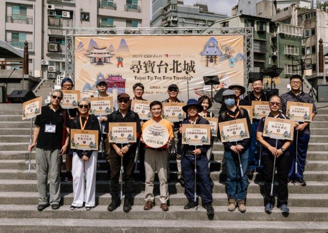 113.09.07起跑儀儀式中館長與14位導覽老師合影