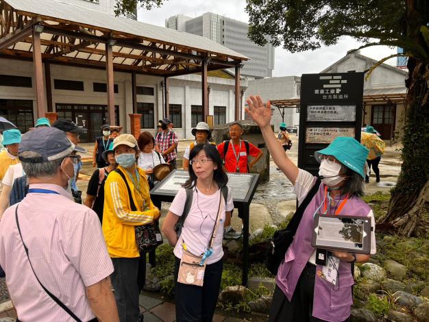 新舊交響╳現代南港在瓶蓋工場前合影