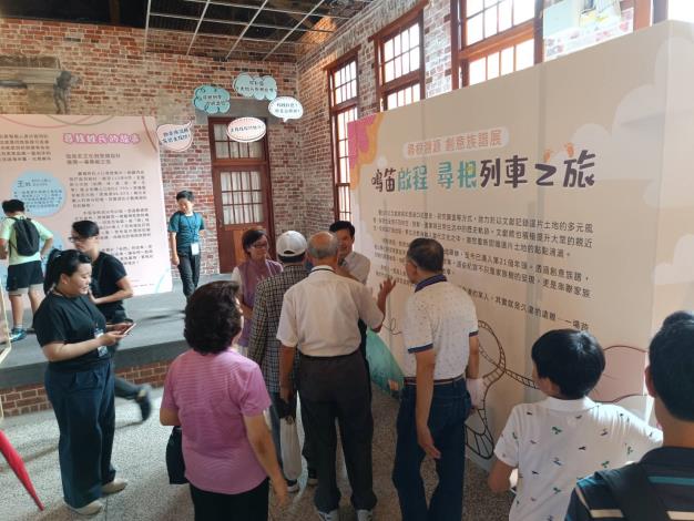 17.導覽老師為貴賓做展覽介紹